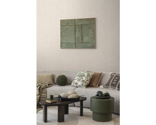 Obývacia izba s pohovkou, vankúšmi, stolom a nástennou dekoráciou pre štýlový interiér