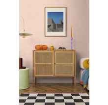 Obývacia izba s komodou z ratanu, umeleckým dielom a dekoratívnymi doplnkami pre štýlový interiér