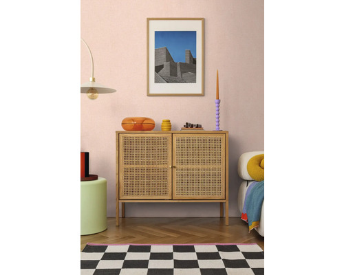 Obývacia izba s komodou z ratanu, umeleckým dielom a dekoratívnymi doplnkami pre štýlový interiér