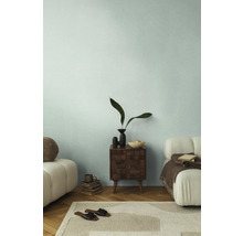 Obývacia izba s dreveným nočným stolíkom, dekoráciou a kobercom