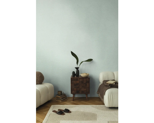 Obývacia izba s dreveným nočným stolíkom, dekoráciou a kobercom