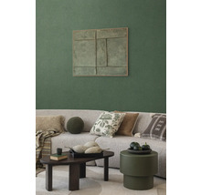 Obývacia izba s pohovkou, vankúšmi, konferenčným stolíkom a nástennou dekoráciou pre útulnú atmosféru