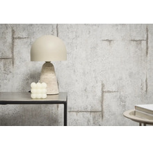 Dekoratívna stolná lampa vedľa kockovej sviečky na stole