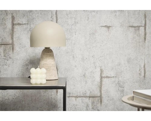 Dekoratívna stolná lampa vedľa kockovej sviečky na stole