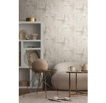 Obývacia izba s tapetou so vzorom, regálom, stoličkou a gaučom