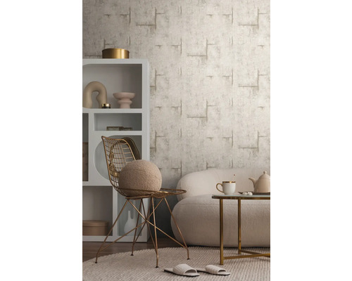 Obývacia izba s tapetou so vzorom, regálom, stoličkou a gaučom