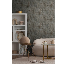 Interiér s tapetou, kreslom a pohovkou