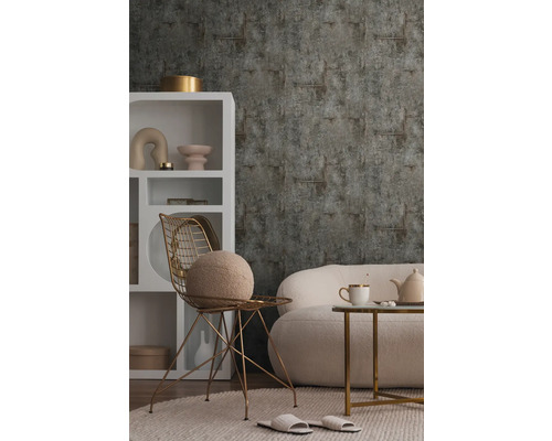 Interiér s tapetou, kreslom a pohovkou