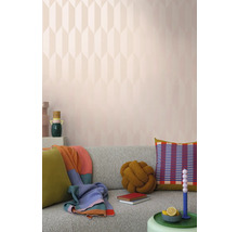 Obývacia izba s tapetou so vzorom, pohovkou a dekoráciou