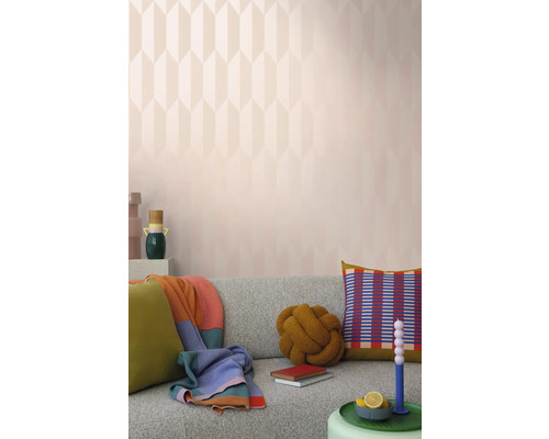 Obývacia izba s tapetou so vzorom, pohovkou a dekoráciou