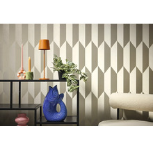 Interiérová scéna s policou, dekoráciou a vzorovanou tapetou pre štýlový domov