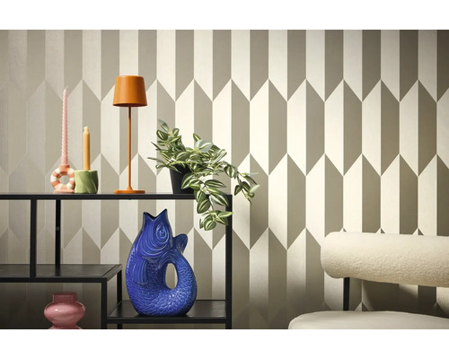 Interiérová scéna s policou, dekoráciou a vzorovanou tapetou pre štýlový domov