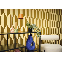 Dekoratívna izba s regálom, lampou, sviečkami, rastlinou, vázou a stoličkou pred vzorovanou tapetou