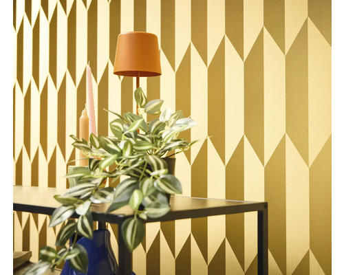 Dekoratívna zlatá tapeta s geometrickým vzorom šípok v interiéri.