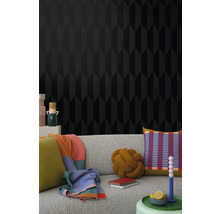 Obývacia izba s čiernou tapetou s geometrickým vzorom a pohovkou