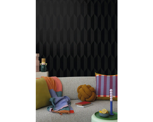 Obývacia izba s čiernou tapetou s geometrickým vzorom a pohovkou