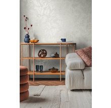 Obývacia izba s regálom, dekoratívnymi prvkami, pohovkou a vzorovanou tapetou