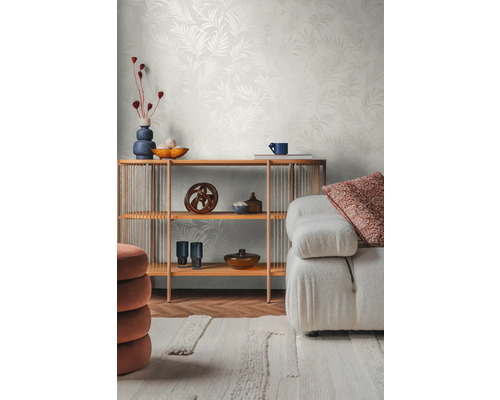 Obývacia izba s regálom, dekoratívnymi prvkami, pohovkou a vzorovanou tapetou