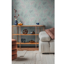 Obývacia izba s vzorovanou tapetou, regálom a bielou pohovkou