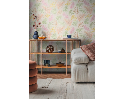 Obývacia izba s tapetou so vzorom a drevenou policou