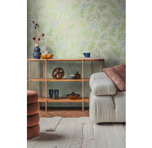 Obývacia izba so vzorovanou tapetou, regálom a pohovkou