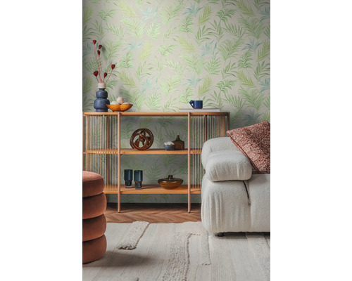 Obývacia izba so vzorovanou tapetou, regálom a pohovkou