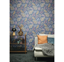 Obývacia izba s tapetou so vzorom palmových listov, regálom a pohovkou.