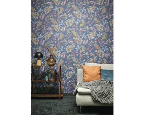 Obývacia izba s tapetou so vzorom palmových listov, regálom a pohovkou.