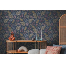 Scéna s tmavou tapetou so vzorom listov, stôl a dekoratívne predmety