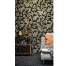 Obývacia izba s vzorovanou tapetou, policou a pohovkou