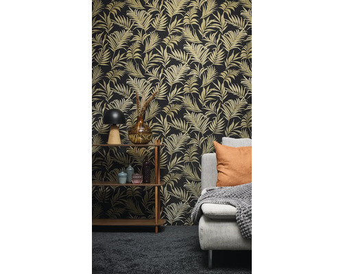 Obývacia izba s vzorovanou tapetou, policou a pohovkou