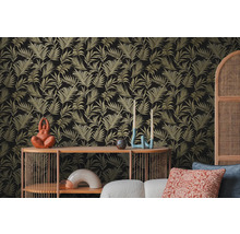 Dekoratívny pohľad do izby s nástennou tapetou s motívom listov