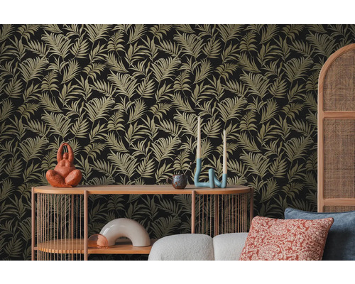 Dekoratívny pohľad do izby s nástennou tapetou s motívom listov