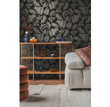 Obývacia izba s tapetou so vzorom, regálom a pohovkou