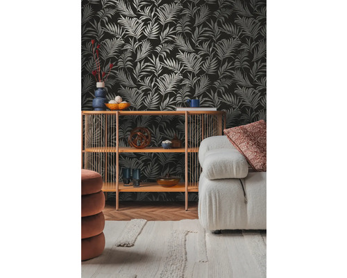 Obývacia izba s tapetou so vzorom, regálom a pohovkou