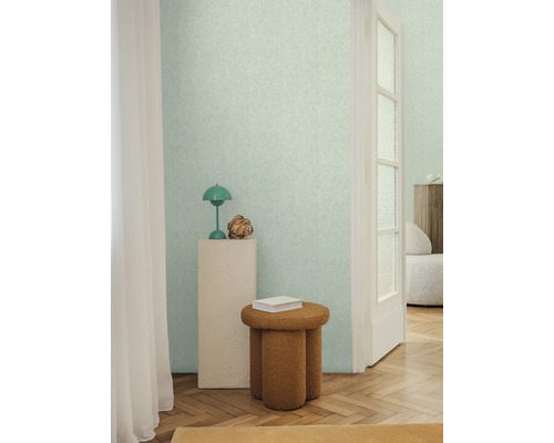 Interiér so vzorovanou tapetou, stoličkou a dekoratívnymi prvkami