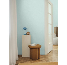 Interiér s príručným stolíkom, lampou a dekoráciou na podstavci