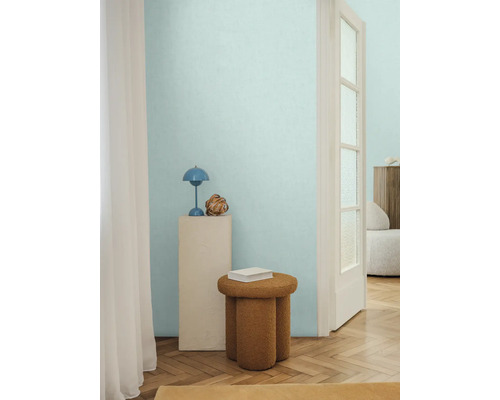 Interiér s príručným stolíkom, lampou a dekoráciou na podstavci