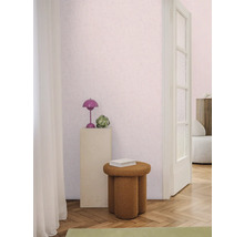 Interiérová fotografia miestnosti so stoličkou, lampou a dekoratívnymi prvkami.