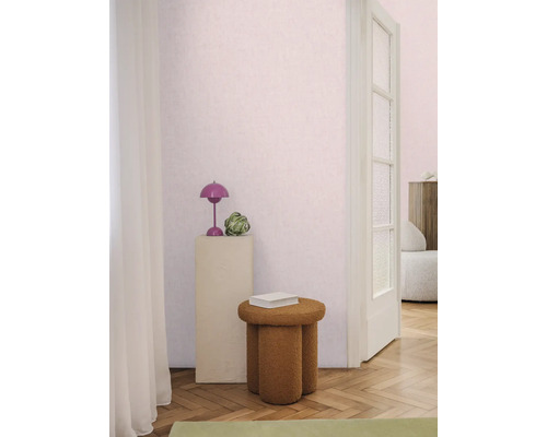 Interiérová fotografia miestnosti so stoličkou, lampou a dekoratívnymi prvkami.