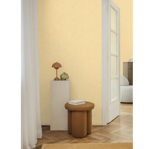 Interiér s dekoratívnymi prvkami, lampou, stoličkou a bielymi dverami