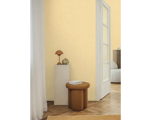 Interiér s dekoratívnymi prvkami, lampou, stoličkou a bielymi dverami