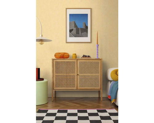 Obývacia izba s drevenou komodou, dekoráciou a šachovnicovým kobercom