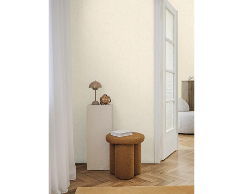 Izbová scéna so stoličkou, lampou a dekoráciou na stĺpe vo svetlej izbe