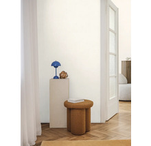 Interiér s dekoratívnou stoličkou, stolnou lampou a príručným stolíkom