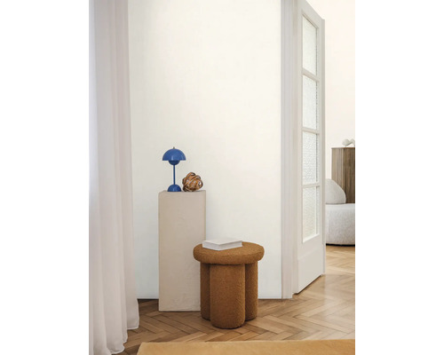 Interiér s dekoratívnou stoličkou, stolnou lampou a príručným stolíkom