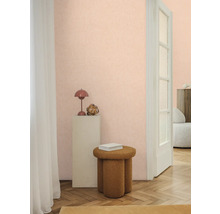 Pohľad do izby s dekoratívnymi prvkami, stoličkou a dverami