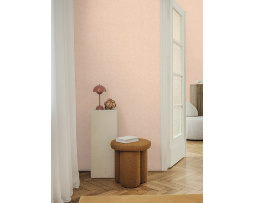 Pohľad do izby s dekoratívnymi prvkami, stoličkou a dverami