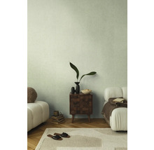 Interiér s nočným stolíkom, dekoráciou a posedením pre útulnú atmosféru