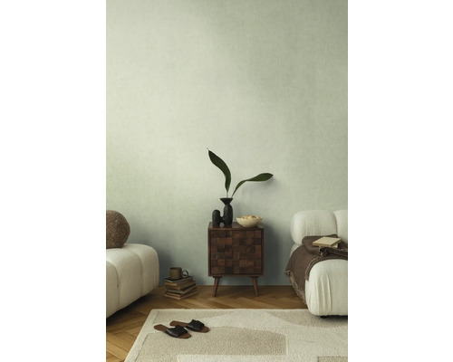 Interiér s nočným stolíkom, dekoráciou a posedením pre útulnú atmosféru